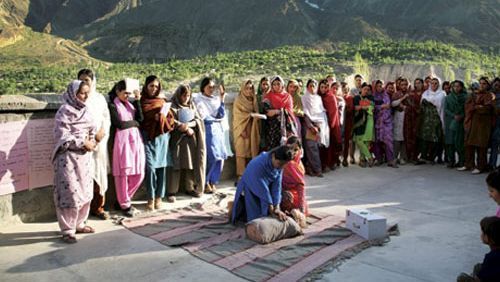 women in pakistan praying