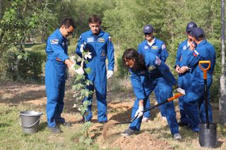 Expedition 32 Commander Williams Plants a Tree