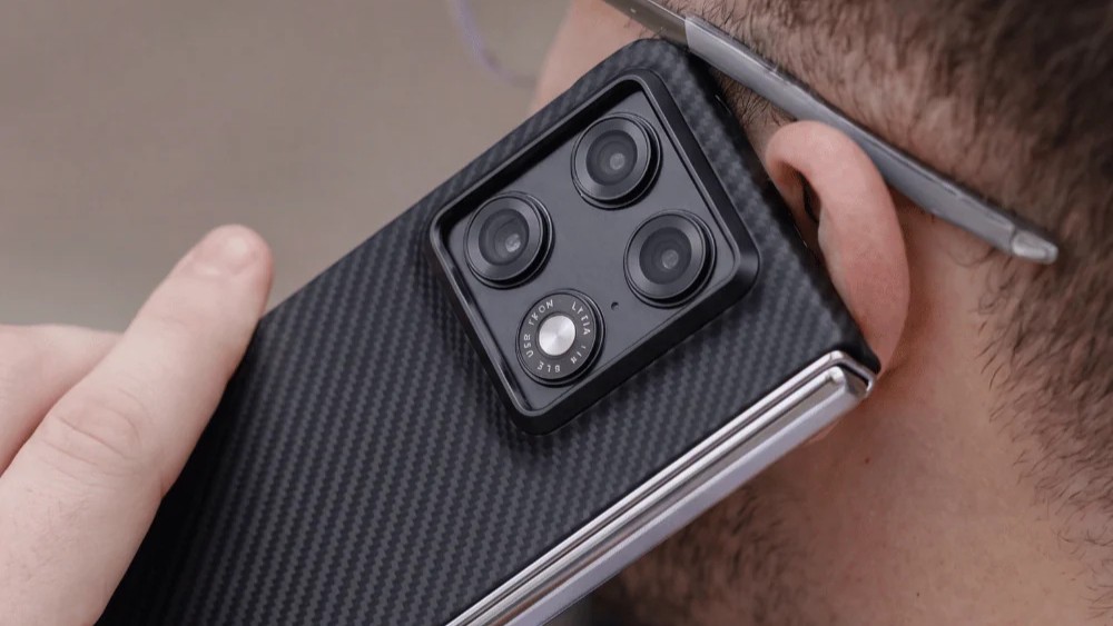 Take a good look at the finest garb for your foldable Motorola.