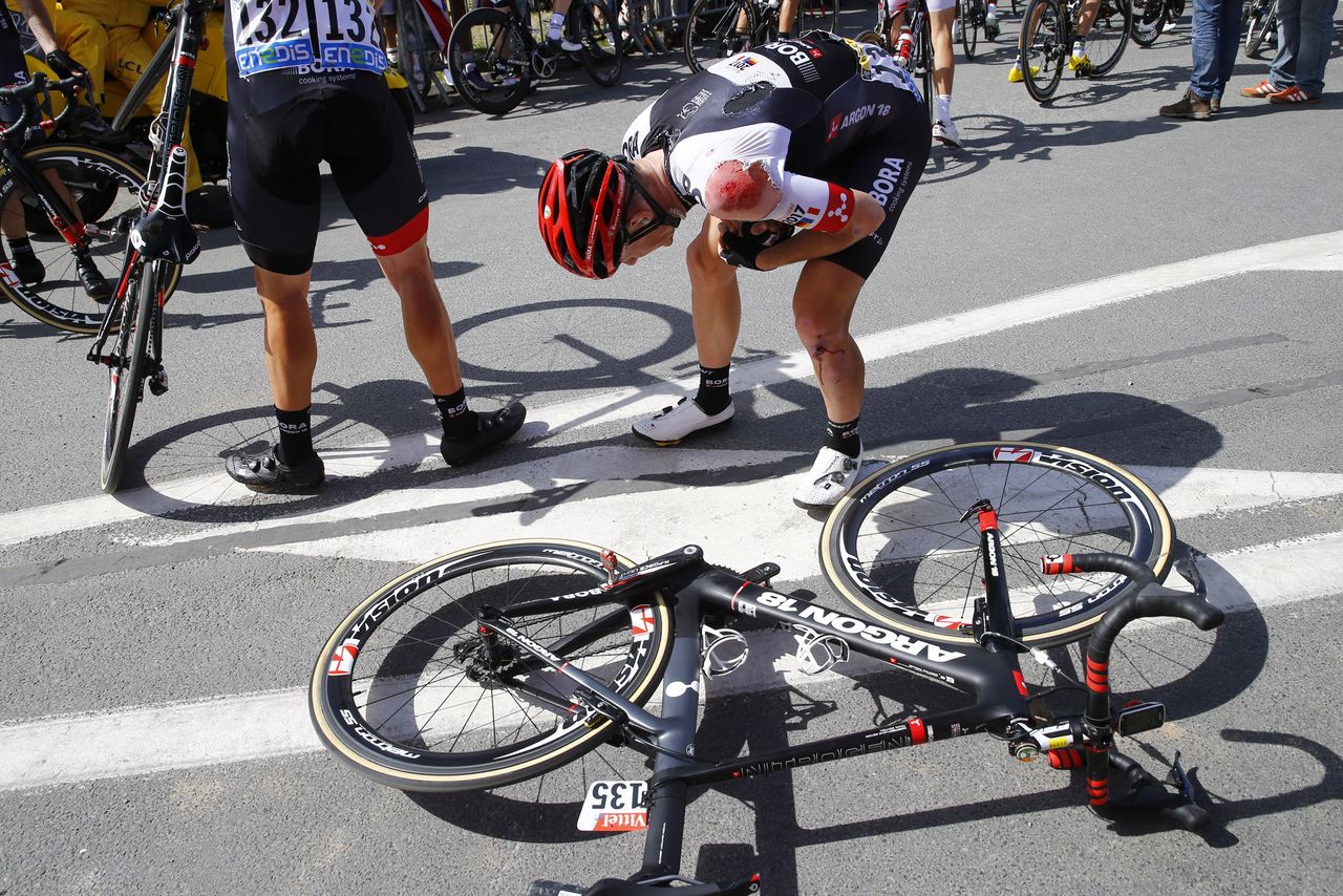 Sam Bennett (Bora-Argon 18) crashed in the finale