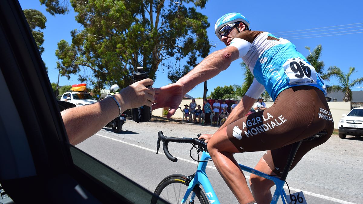Stijn Vandenbergh did several bottle collections from the team car throughout the day