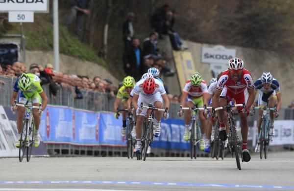Joaquim Rodriguez (Katusha) manages to hold on to the stage win