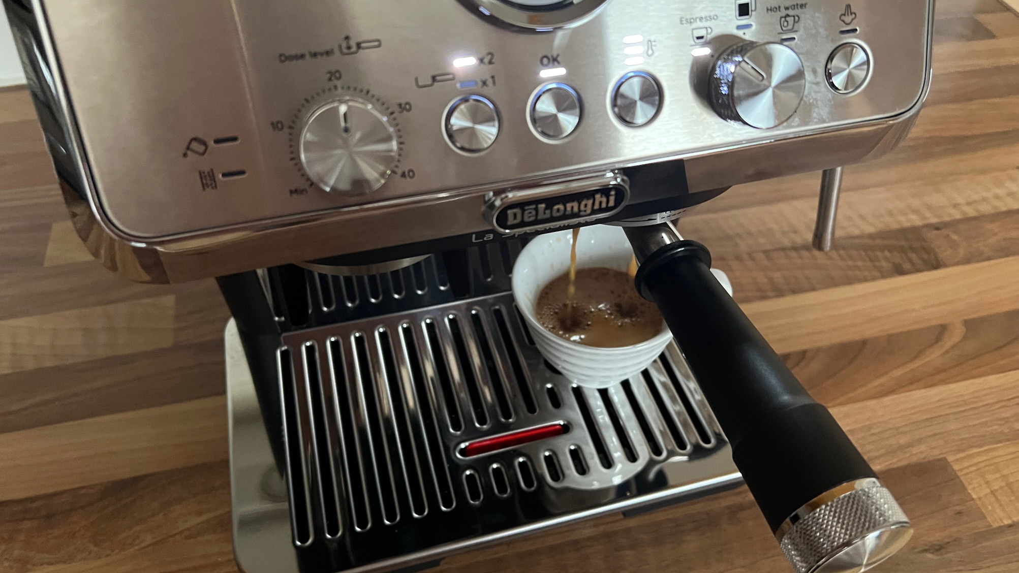 The De’Longhi La Specialista Arte EC9155MB being used to brew espresso