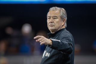 Minnesota United coach Adrian Heath gives intructions to his players during a game against San Jose Earthquakes in September 2023.