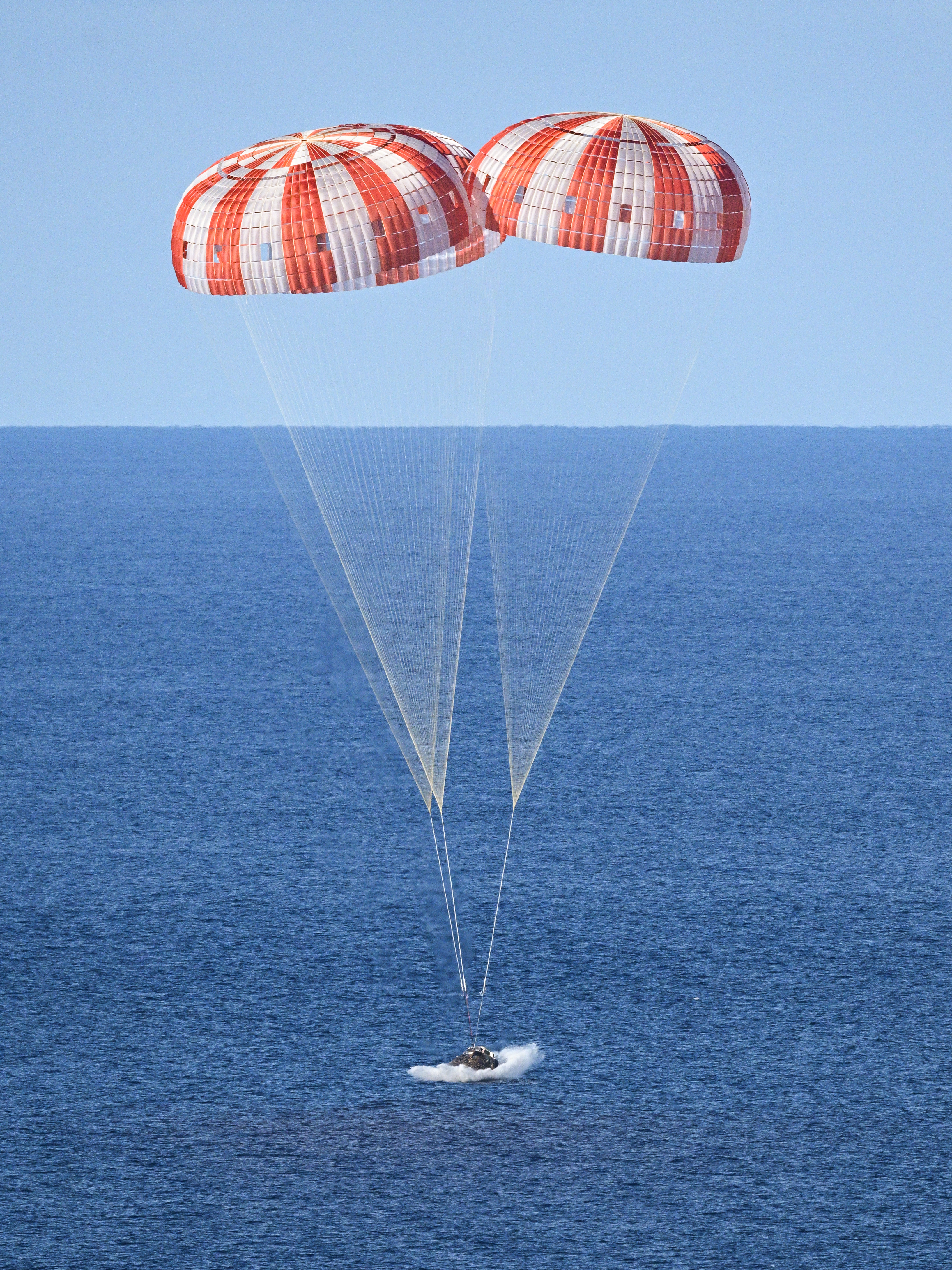 NASA&rsquo;s Orion capsule splashes down in the Pacific Ocean following a successful 10-day mission