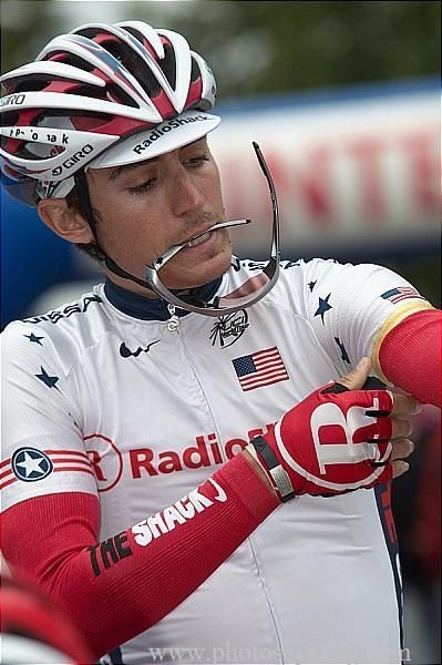 Matthew Busche (Radioshack) dons his arm warmers