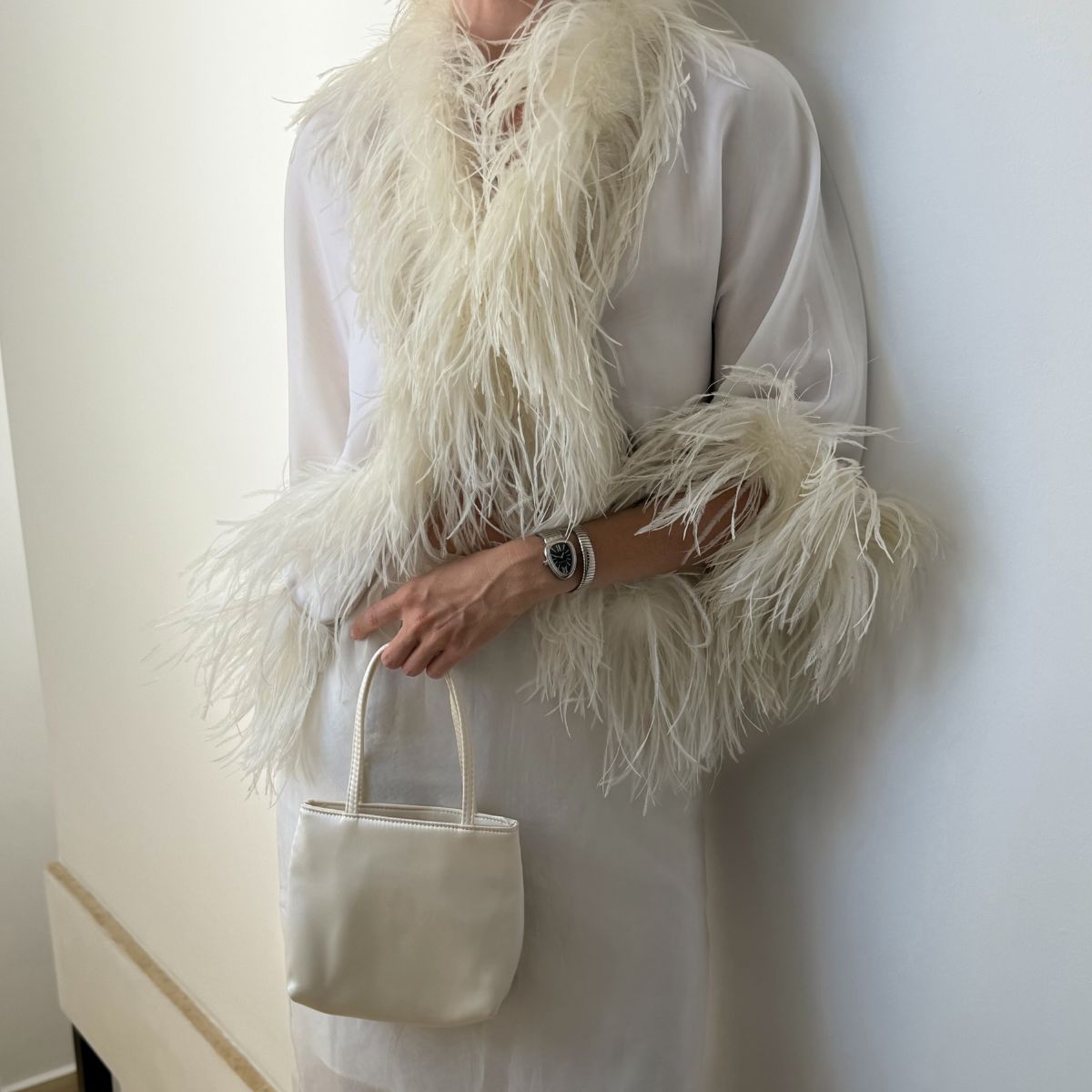An image of @josefinehj wearing an all-white outfit.