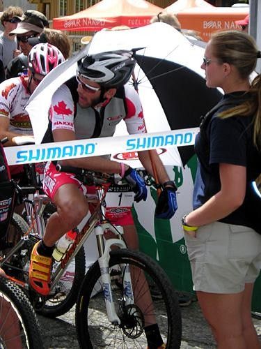 Geoff Kabush (Maxxis) uses an umbrella and a cool vest to combat the heat while waiting to start at Deer Valley.