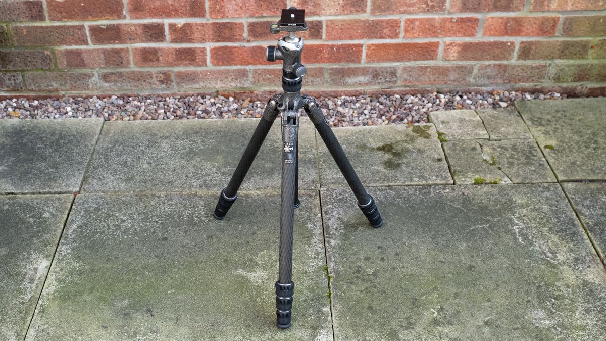 Gitzo tripod kit Traveler series 1 at minimum height in front of brick wall