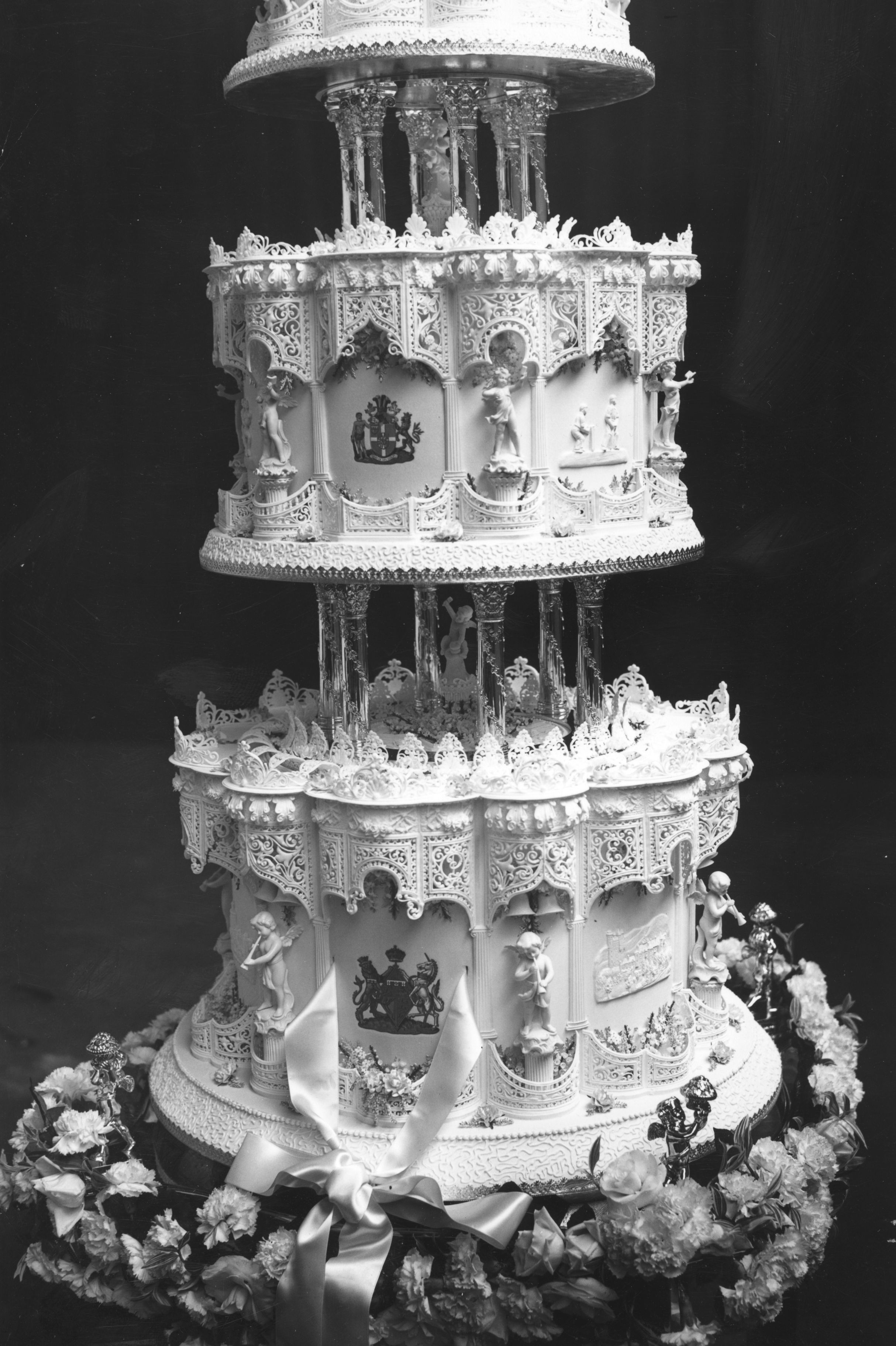 Queen Elizabeth and Prince Philip wedding cake detail