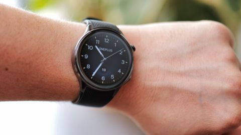 OnePlus Watch 2 båret på mandens håndled