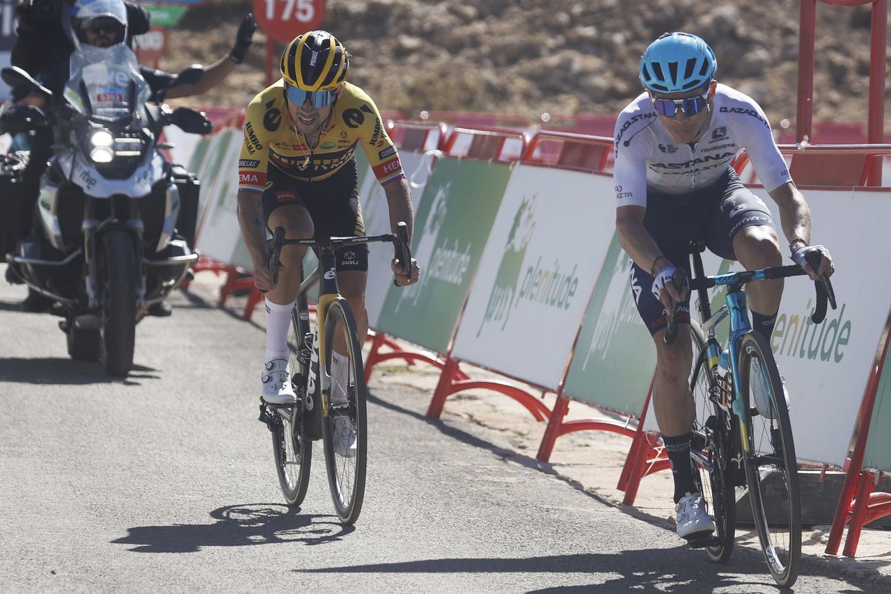 Vuelta Espana 2022 - 77th edition - 14th stage Montoro - Sierra de La Pandera 160,3 km - 03/09/2022 - Alexey Lutsenko (KAZ - Astana Qazaqstan Team) - Primoz Roglic (SLO - Team Jumbo - Visma) - photo Luis Angel Gomez/SprintCyclingAgency&Acirc;&copy;2022