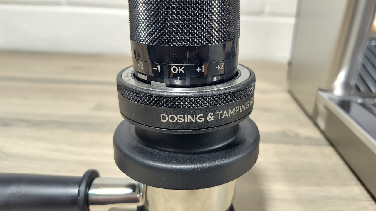 Using smart tamper from De'Longhi La Specialista Touch coffee machine
