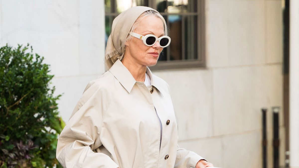 No Leggings, No Sneakers: First-Class Flyers Swear By Pamela Anderson's Anti-Trend Airport Outfit