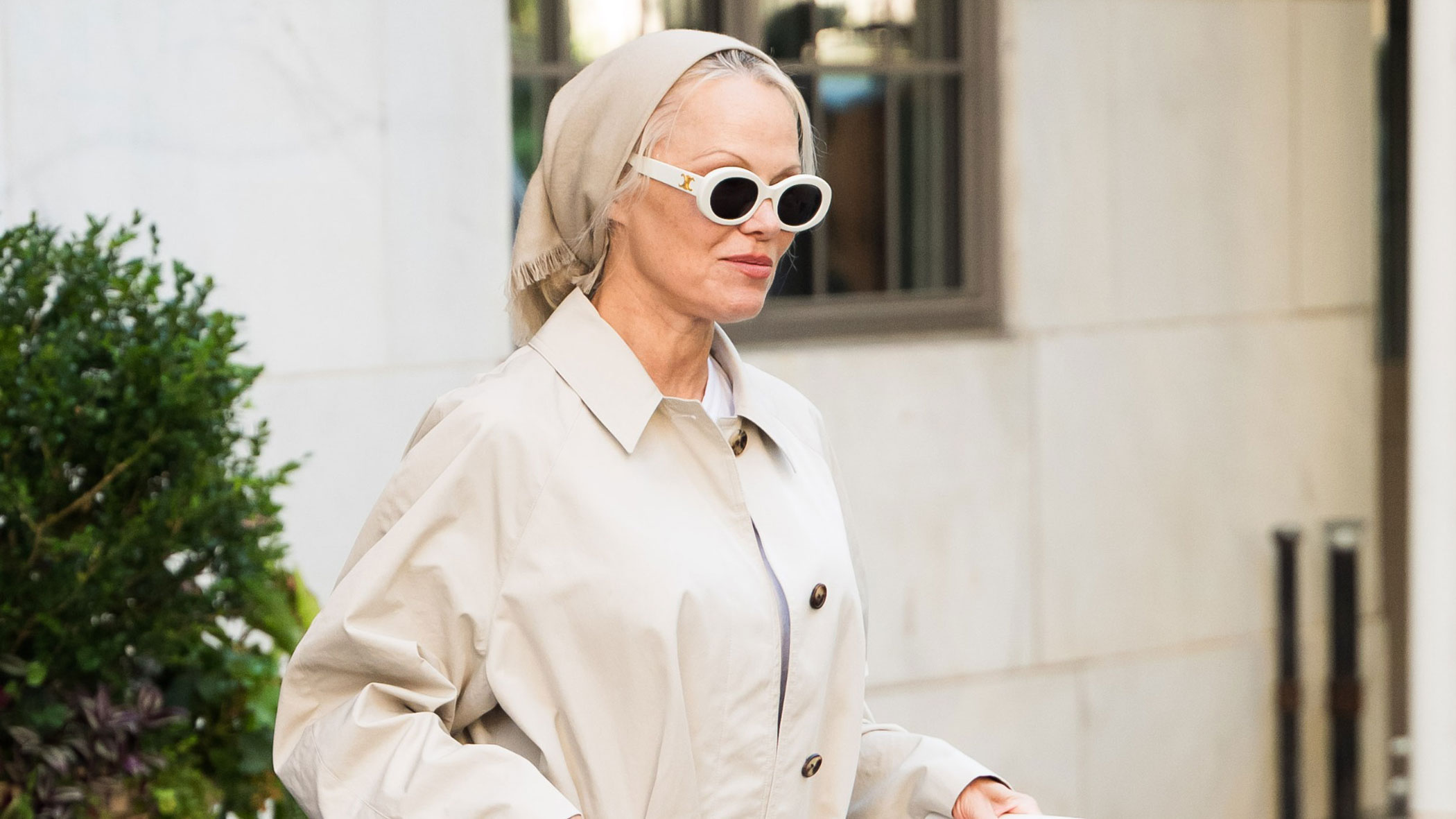 Pamela Anderson airport outfit