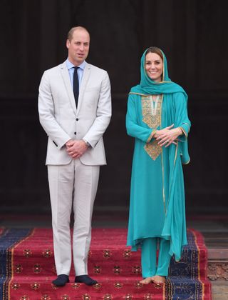 Kate Middleton barefoot on a royal engagement