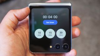 Samsung Galaxy Z Flip 5 mostrando un temporizador en su pantalla externa