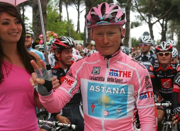 Alexandre Vinokourov (Astana), clad in pink, before the start of stage 8.