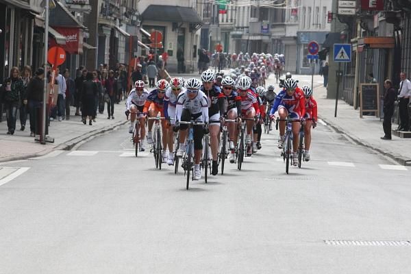 Brooke Miller (Tibco) leads the bunch chase to Andruk