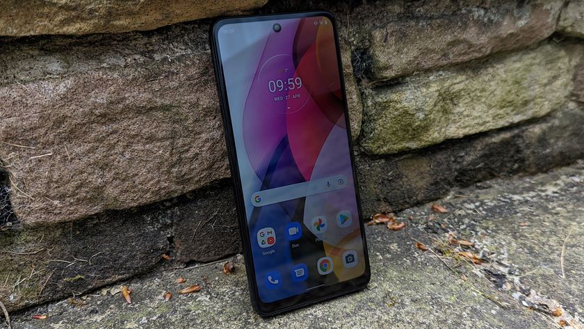 Moto G22 lent opp mot en mur.