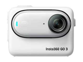 Cámara de acción Insta360 Go 3 sobre fondo blanco