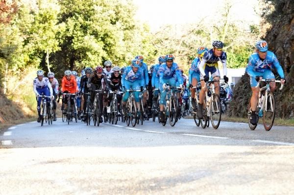 Bbox Bouygues Telecom sets the pace approaching the day's second KOM line.