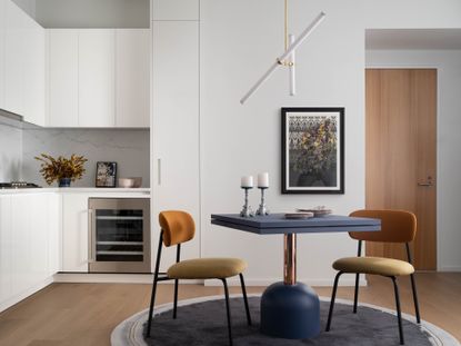 A New York apartment with extendable dining table