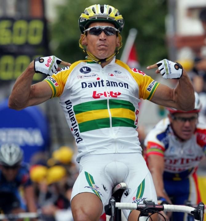 Robbie McEwen (Davitamon-Lotto) celebrates a stage win in the 2005 Tour de France.