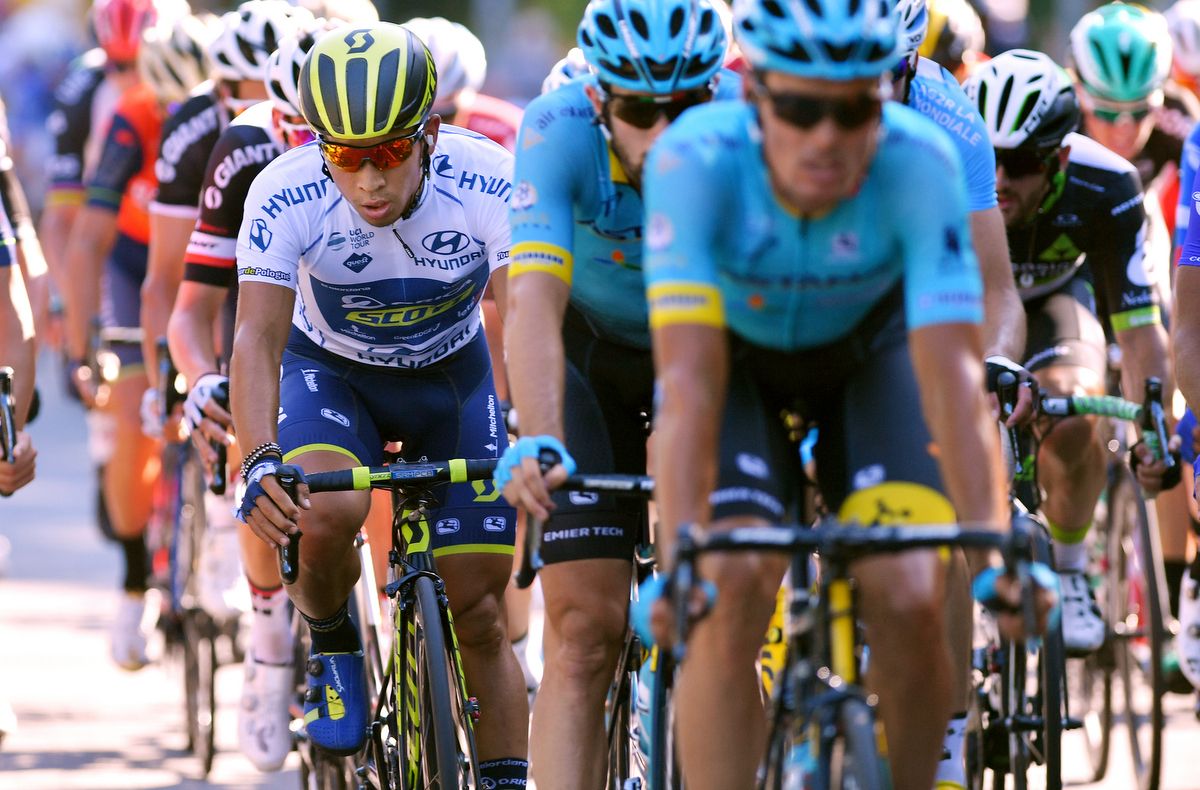 Caleb Ewan in the white sprint jersey