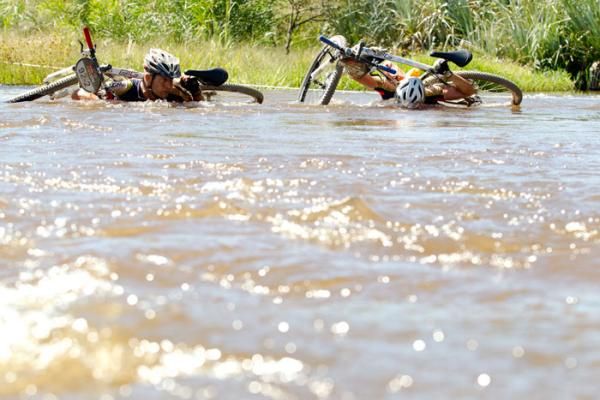 Leon Erasmus and Evert Meintjies take the deep route through a river crossing