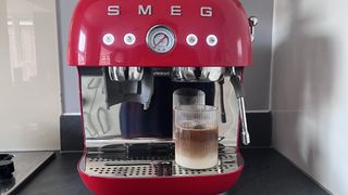 making an iced coffee with the Smeg EGF03