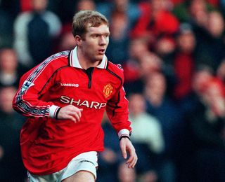 Paul Scholes playing for Manchester United in 1998