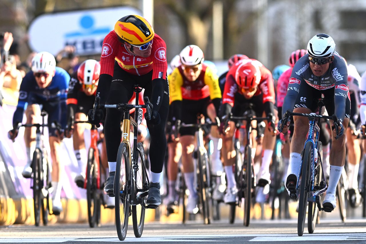 Søren Wærenskjold looks across to see that he&#039;s beaten Jesper Philipsen