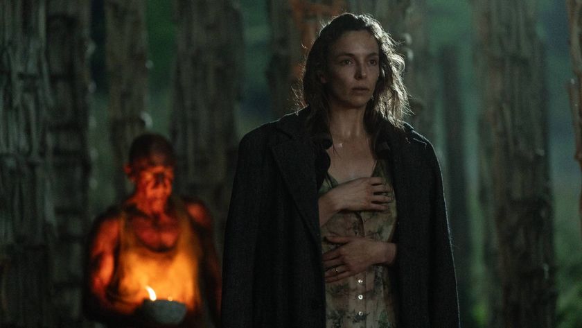 Ralph Fiennes as Dr. Kelson and Jodie Comer as Isla in 28 Years Later