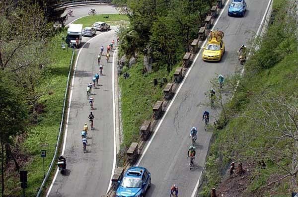 The peloton comes down one of the day's descents
