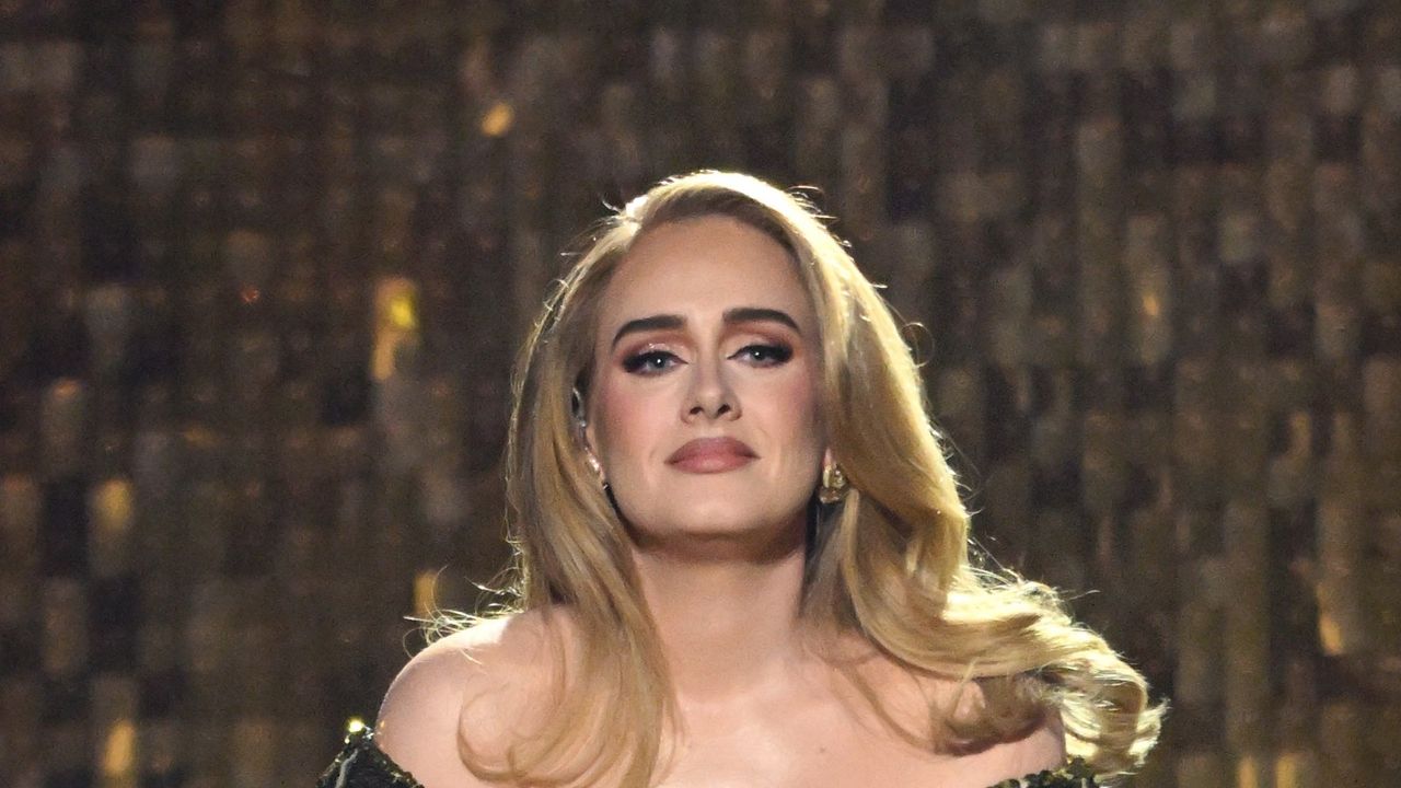 Adele debuts &#039;stunning&#039; new look at Las Vegas show and fans can&#039;t get enough