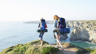 悬崖顶上的徒步旅行者