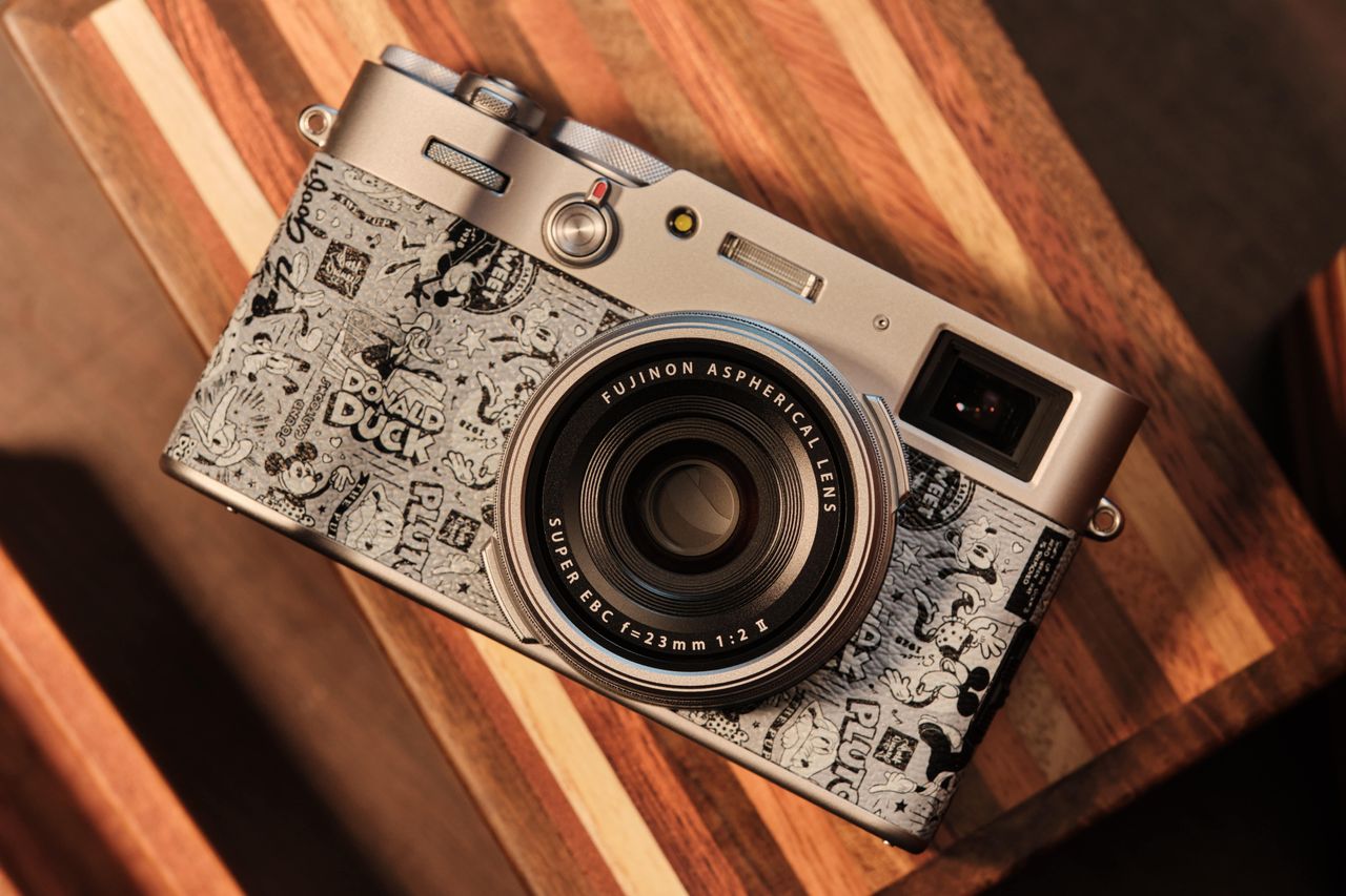 Fujifilm X100V Disney Mickey and Friends Edition