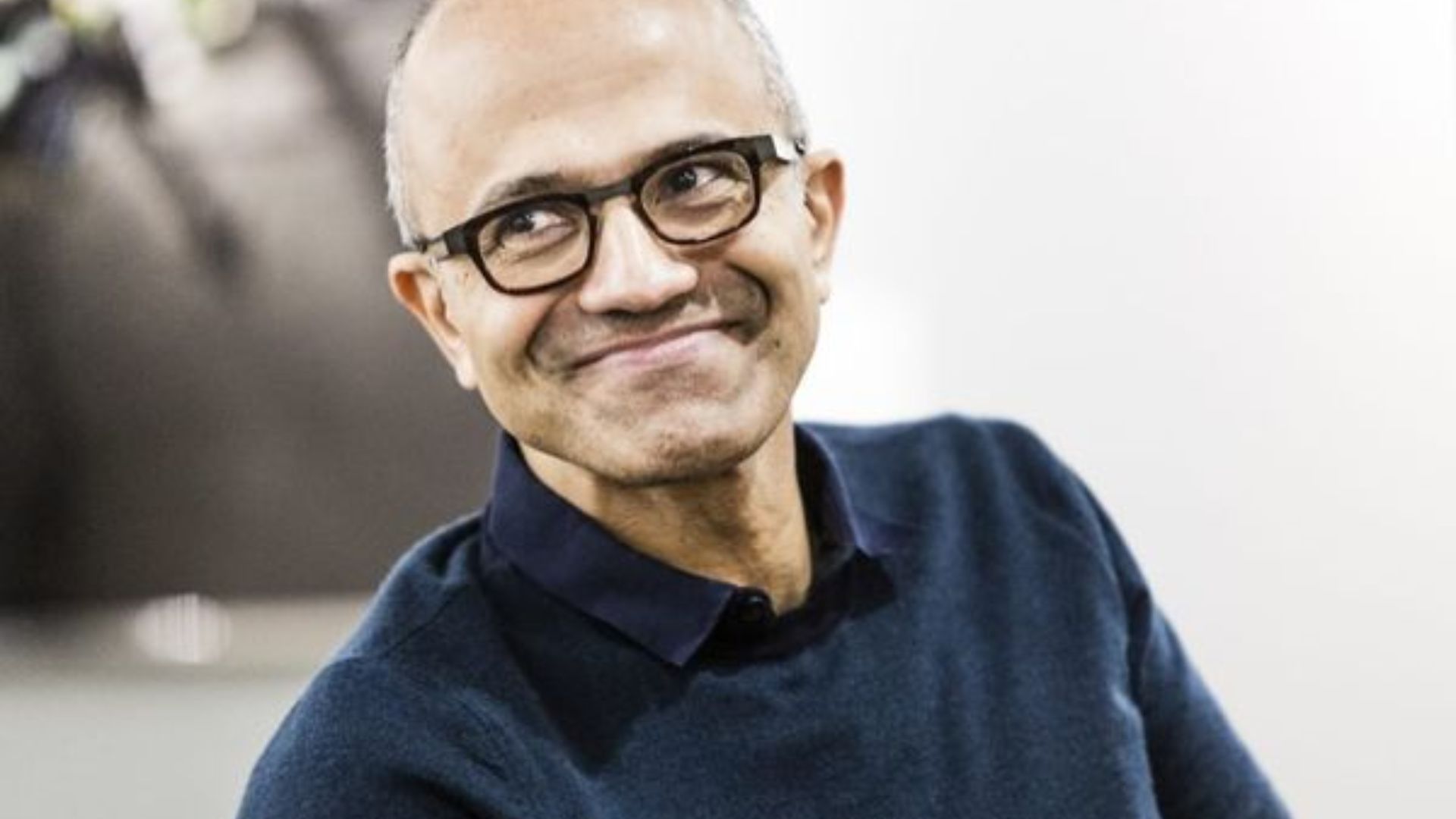 CEO da Microsoft, Satya Nadella, sorrindo
