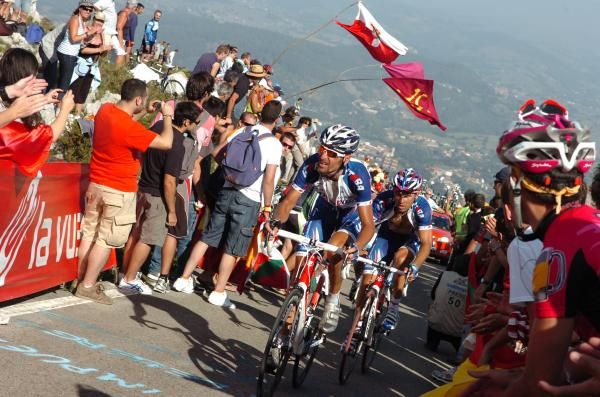 Vladimir Karpets (Katusha) presses on through the throngs of support