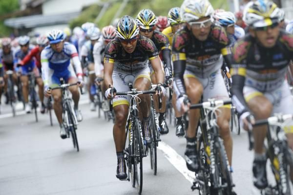 D'Angelo &amp; Antenucci-Nippo do their best to control the stage