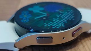 Samsung Galaxy Watch 6 pöydällä lähikuvassa
