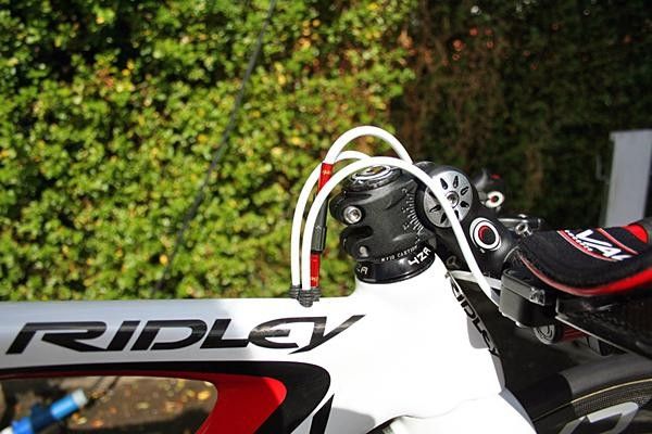 The gear and rear brake cables diasppear into the top of the top tube and reappear at the rear where they're needed.