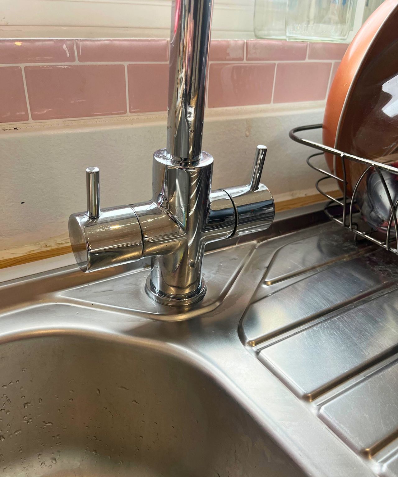 My limescale-free faucet afterwards. All of it is free from mineral deposits and shiny