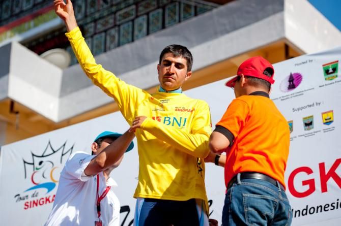The yellow jersey goes to Alireza Asgharzadeh (Tabriz Petrochemical Cycling Team) after stage 4