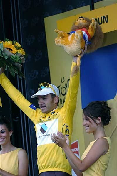 Rinaldo Nocentini (AG2R La Mondiale) on the podium.