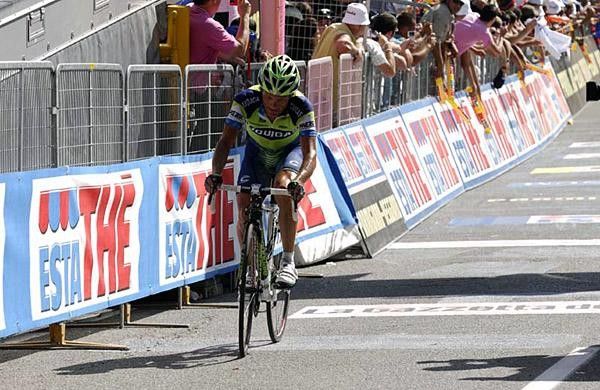 Di Luca crosses the line having put time into the favorites