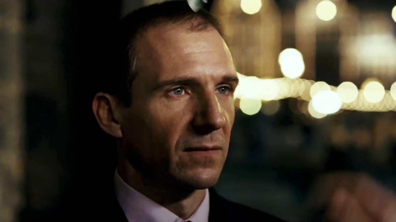 Ralph Fiennes como assassino em Bruges.