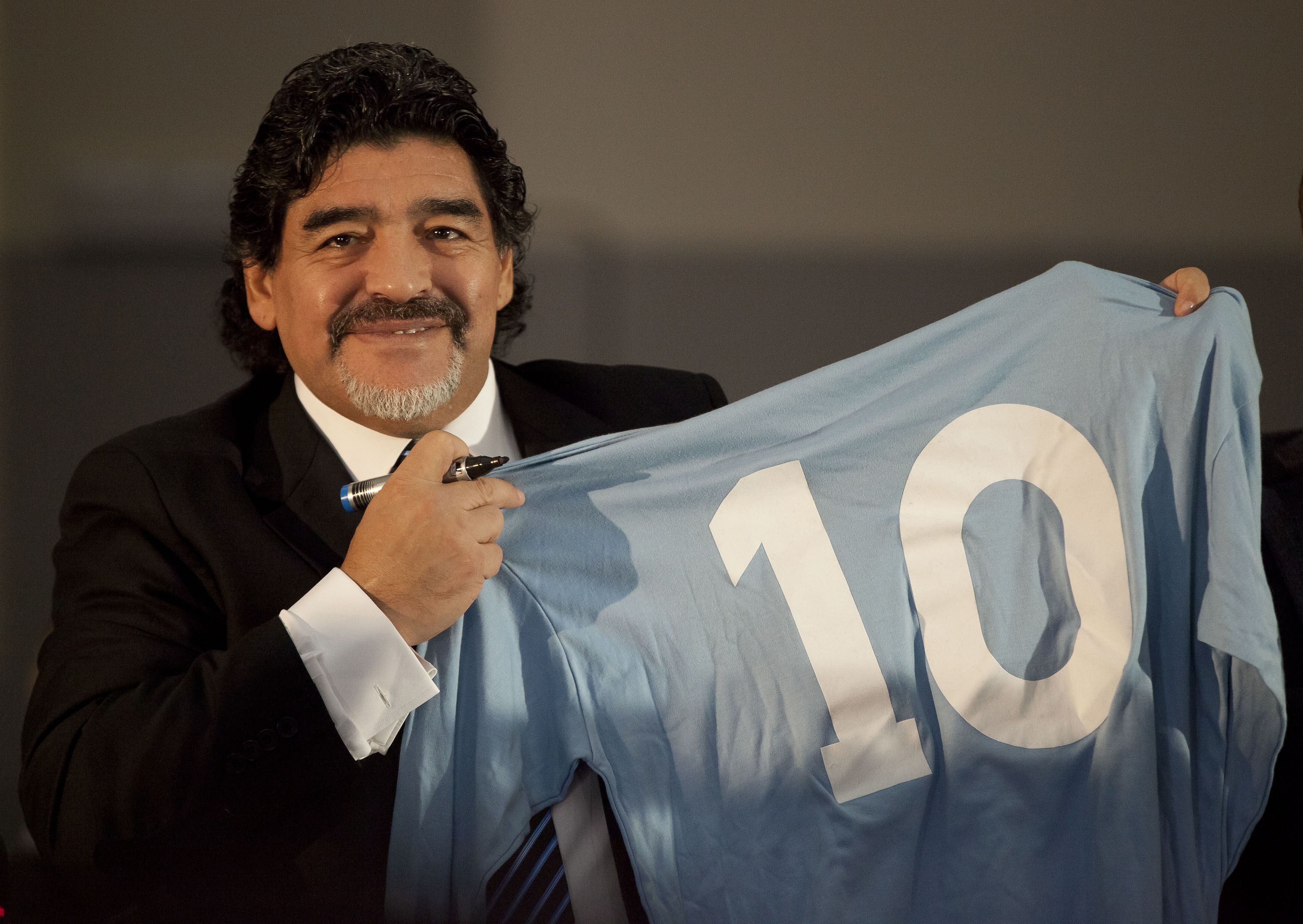 Every Napoli player wearing Diego Maradona's No. 10 shirt before