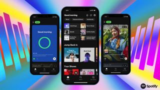 Spotify-appen visas på tre olika mobiler mot en färgglad bakgrund.